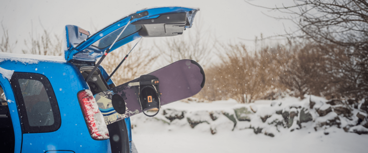 Wintersportgeräte: Transport auf dem Autodach