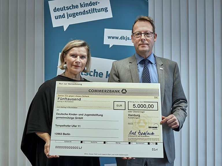 Spendenübergabe für die Deutsche Kinder- und Jugendstiftung (DKJS) 