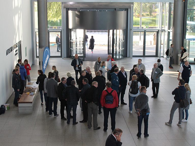 Intensiver Austausch unter Referenten