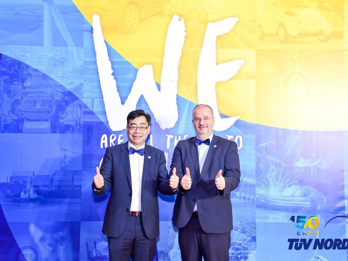 Jun Ren, Managing Director TÜV NORD Greater China (left) and Wolfgang Wielpütz, Head of OBS System Certification (right)