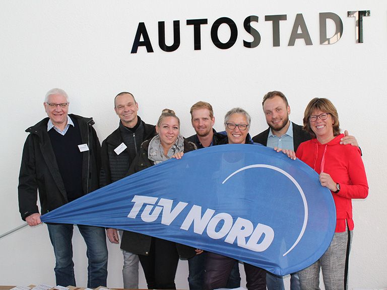 Das Orga-Team 2018 der TÜV NORD Akademie im Foyer der Autostadt